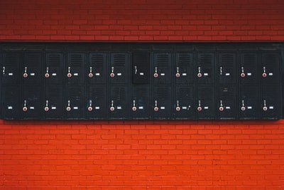 黑色的储物柜在红色的石墙

